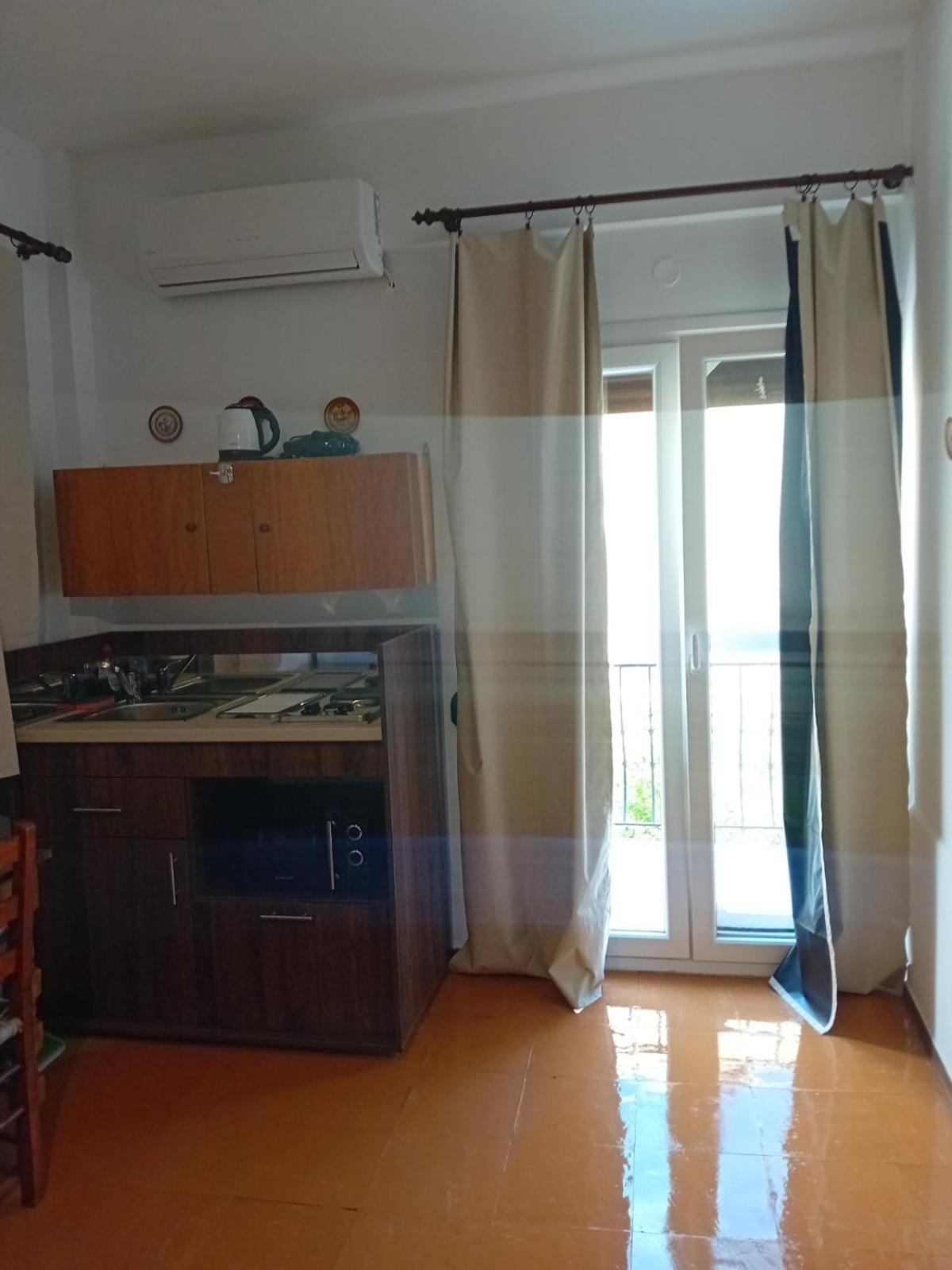 Apartment Kostas - ενοικιαζόμενα με κουζινάκι *